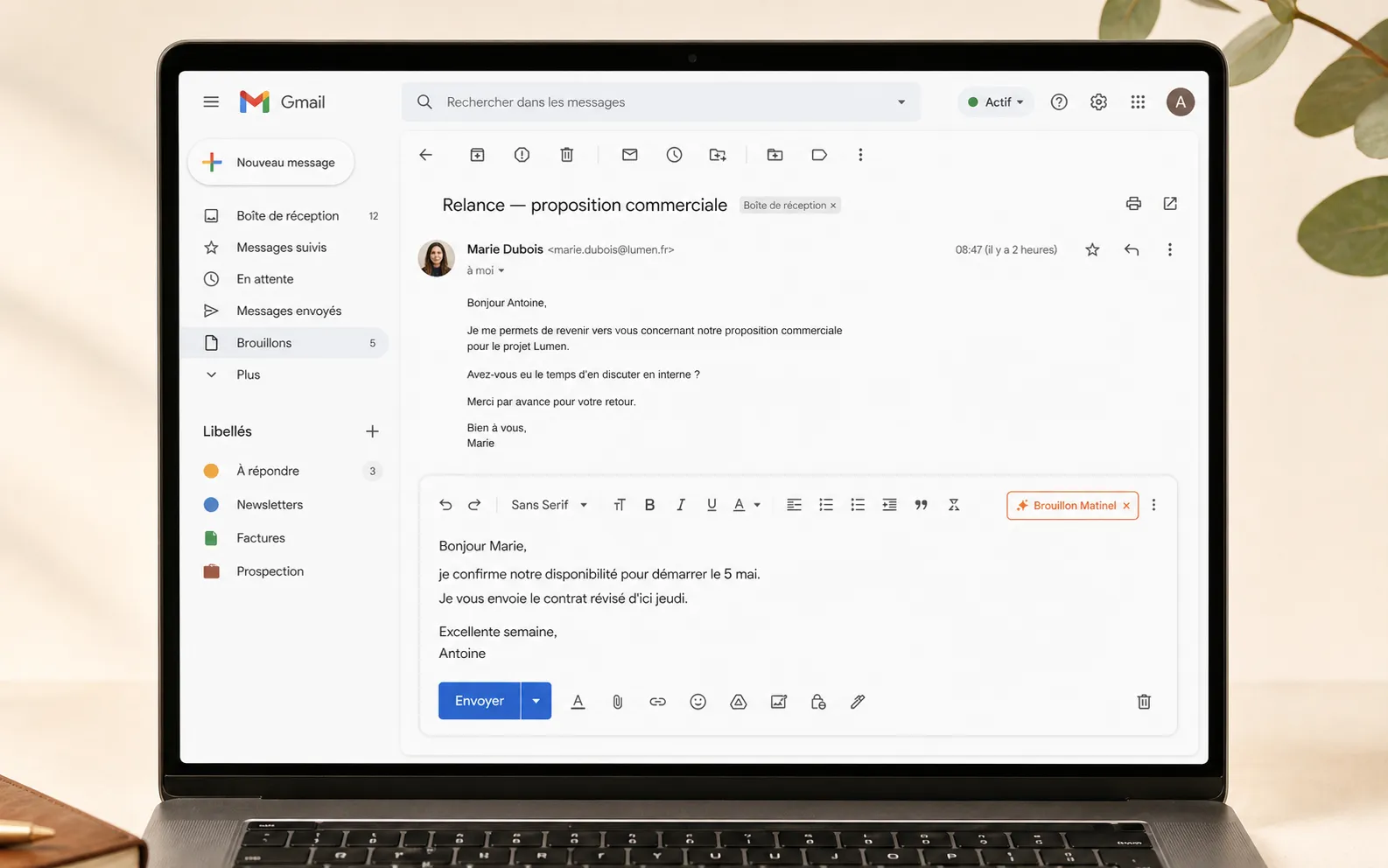 Brouillon rédigé par Matinel, prêt dans le dossier Brouillons de Gmail à côté du fil de discussion.